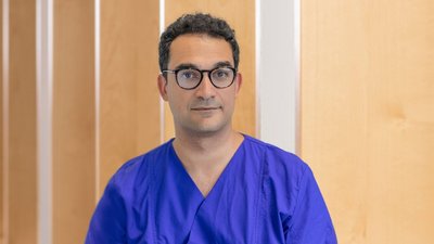 dr. med. Arash Ravandi Portrait von Herrn Dr. Arash Ravandi, Funktionsoberarzt der Klinik für Plastische und Ästhetische Chirurgie/ Handchirurgie in den DR. ERLER KLINIKEN.