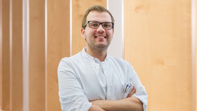 Ilja Pasquay Portrait von Herrn Ilja Pasquay, Assistenzarzt der Klinik für Unfallchirurgie in den DR. ERLER KLINIKEN.