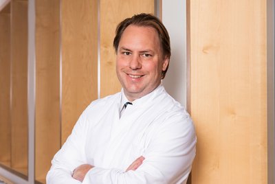 Prof. Dr. med. Roland Biber Portrait von Herrn Prof. Dr. med. Roland Biber, Chefarzt der Klinik für Unfallchirurgie und Ärztlicher Direktor in den DR. ERLER KLINIKEN.