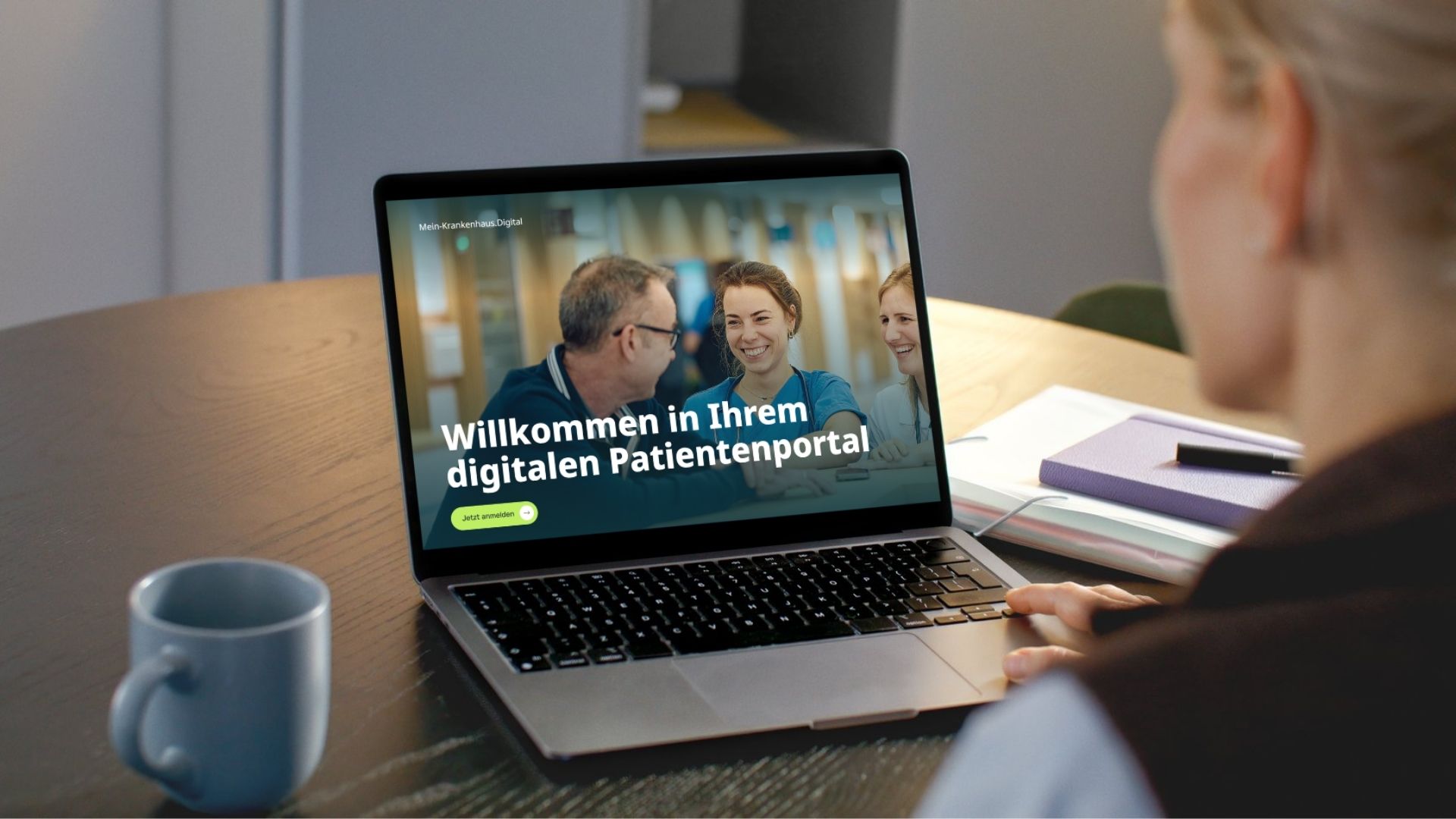Laptop mit der Startseite des Patientenportals Mein-Krankenhaus.Digital